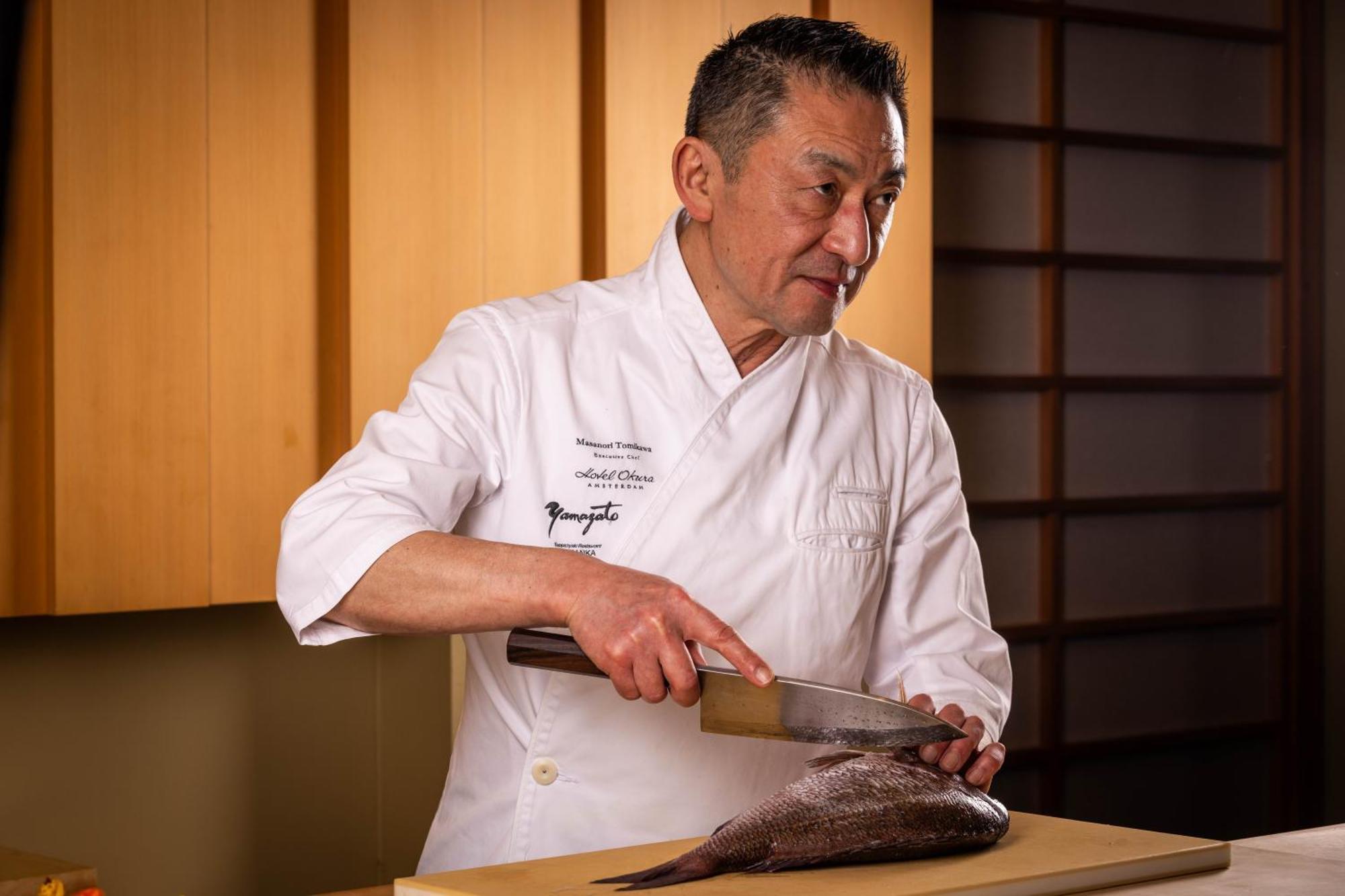 阿姆斯特丹大仓酒店 - 世界一流酒店 外观 照片 Chef preparing a fish